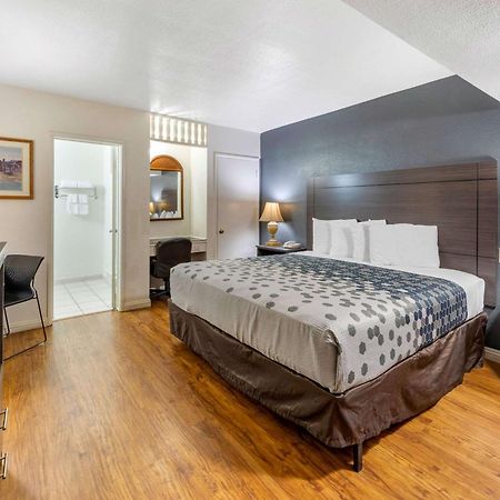 Econo Lodge On Historic Route 66 Barstow Bagian luar foto