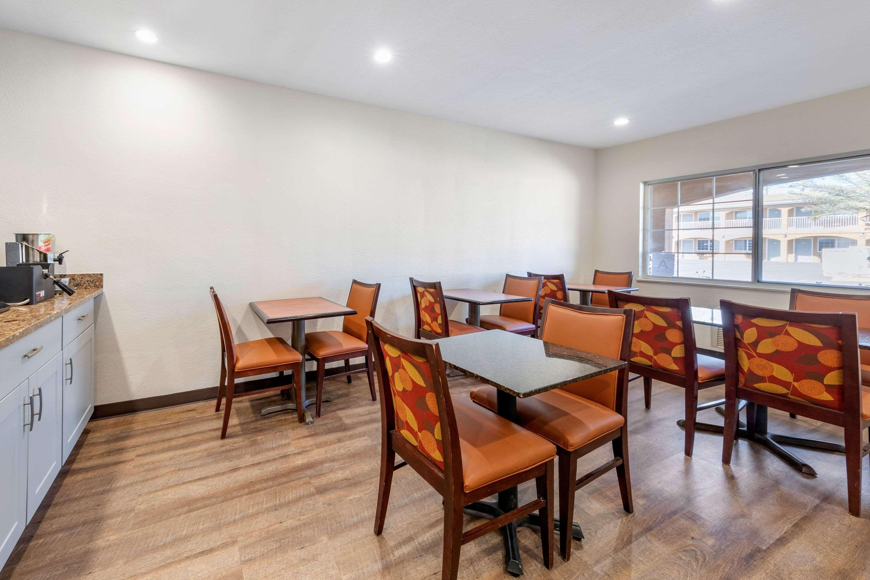 Econo Lodge On Historic Route 66 Barstow Bagian luar foto