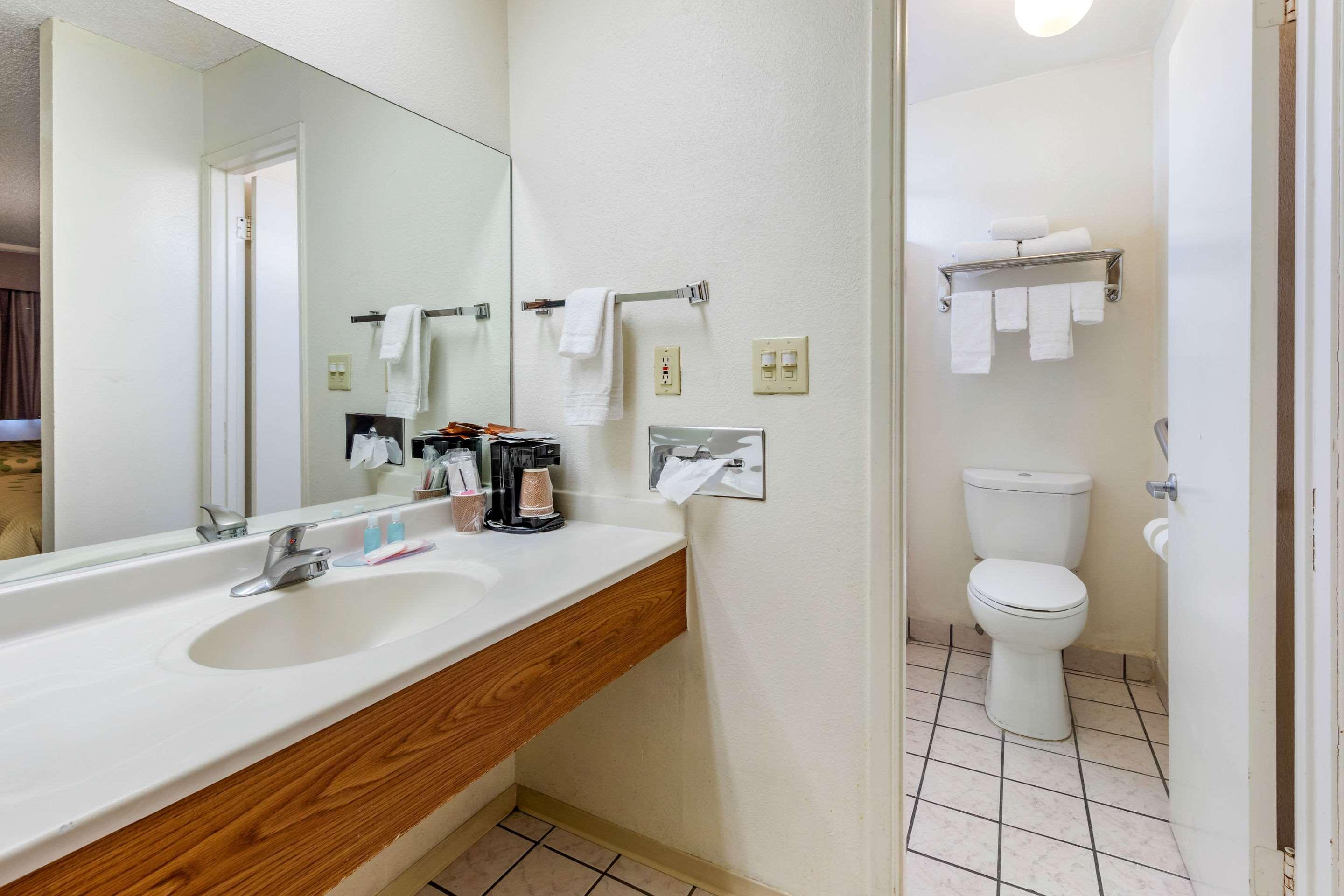 Econo Lodge On Historic Route 66 Barstow Bagian luar foto