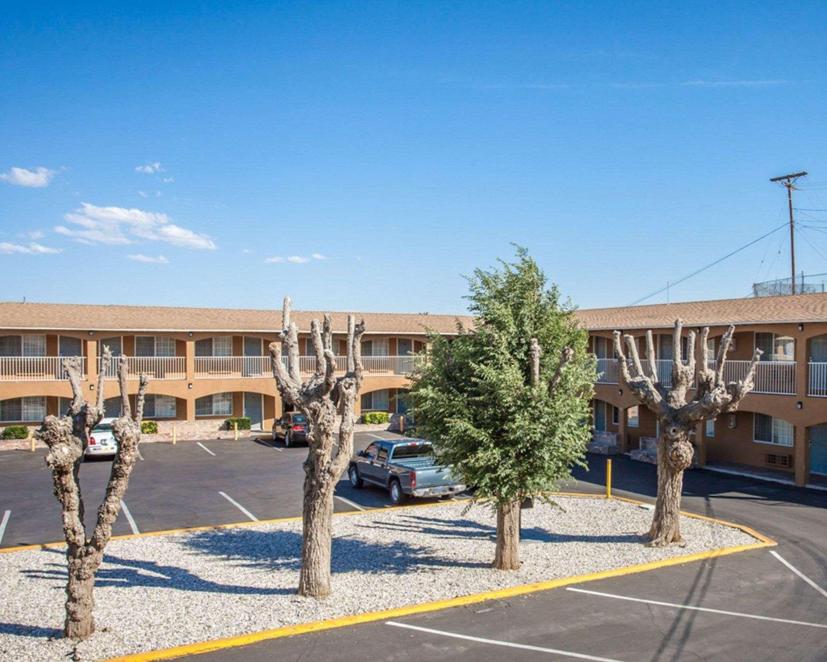 Econo Lodge On Historic Route 66 Barstow Bagian luar foto