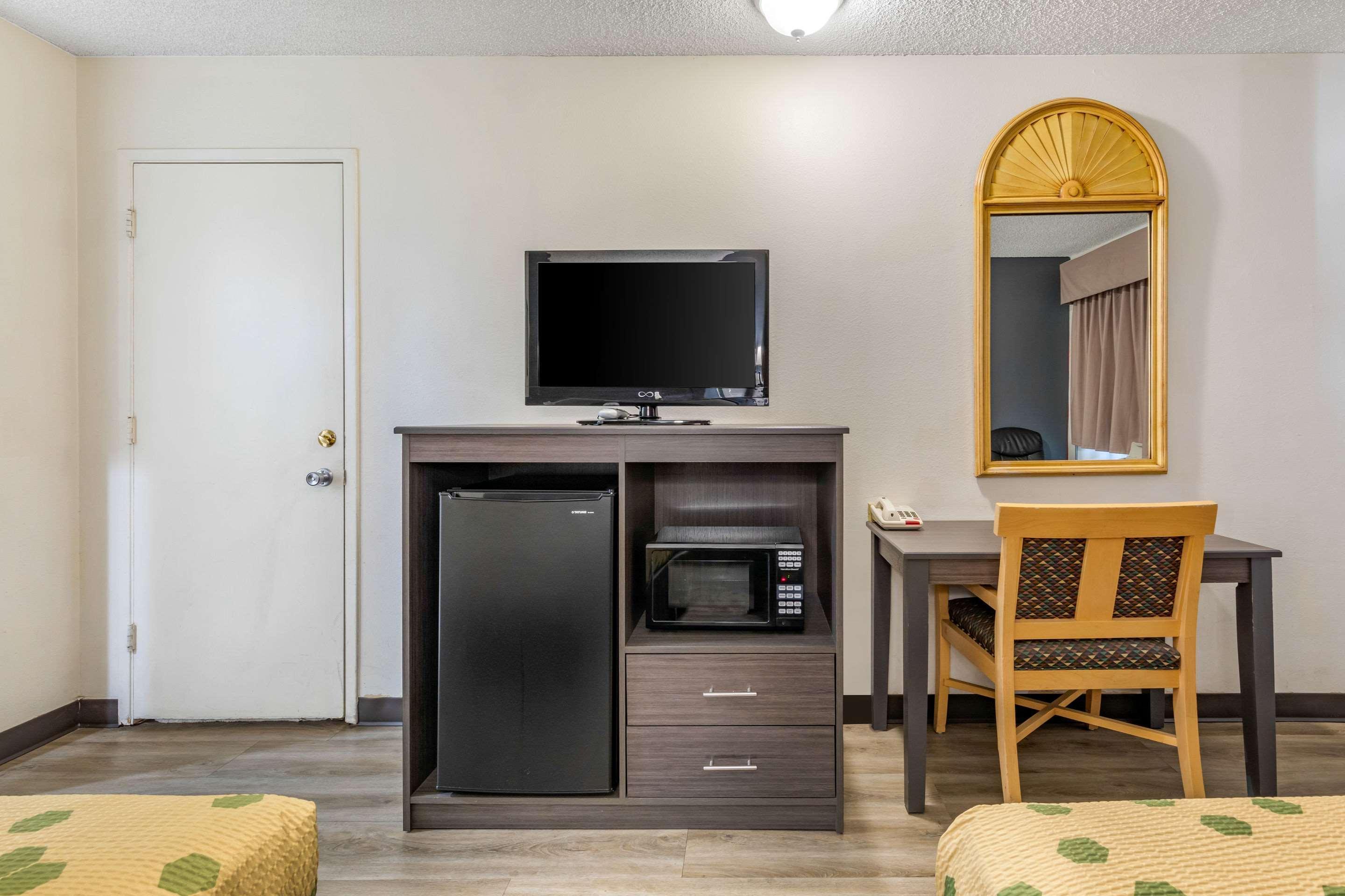 Econo Lodge On Historic Route 66 Barstow Bagian luar foto