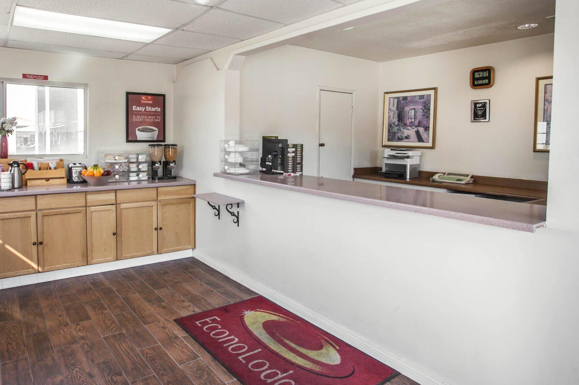 Econo Lodge On Historic Route 66 Barstow Bagian luar foto